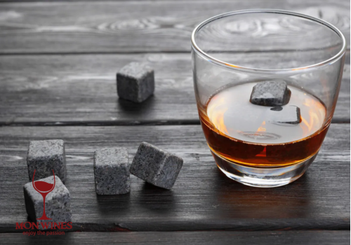 Đá Whisky Là Gì? Khám Phá Những Viên Đá Không Tan